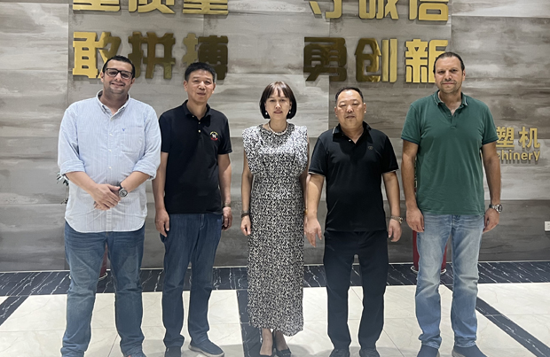 埃及客戶(hù)蒞臨達(dá)力工廠(chǎng)，驗(yàn)收土工膜單/雙面噴糙生產(chǎn)線(xiàn)圓滿(mǎn)完成！